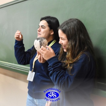 Aulas no laboratório de ciências promovem aprendizado lúdico 
