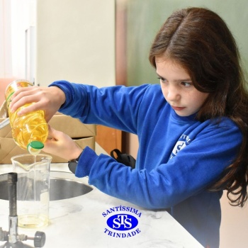 Aulas no laboratório de ciências promovem aprendizado lúdico 