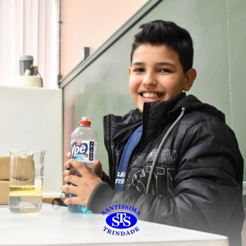 Aulas no laboratório de ciências promovem aprendizado lúdico 