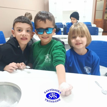 Aulas no laboratório de ciências promovem aprendizado lúdico 
