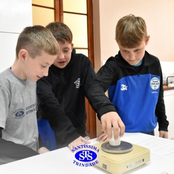 Aulas no laboratório de ciências promovem aprendizado lúdico 