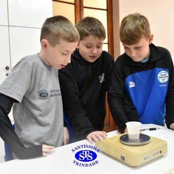 Aulas no laboratório de ciências promovem aprendizado lúdico 