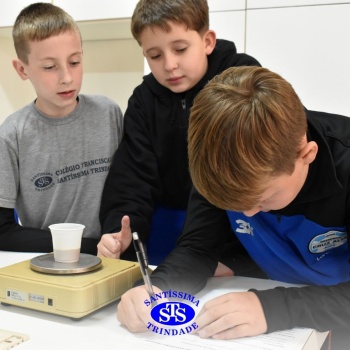 Aulas no laboratório de ciências promovem aprendizado lúdico 