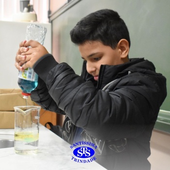 Aulas no laboratório de ciências promovem aprendizado lúdico 