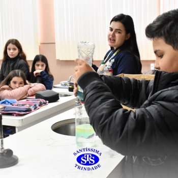 Aulas no laboratório de ciências promovem aprendizado lúdico 