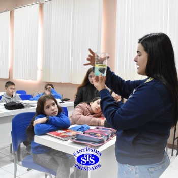 Aulas no laboratório de ciências promovem aprendizado lúdico 
