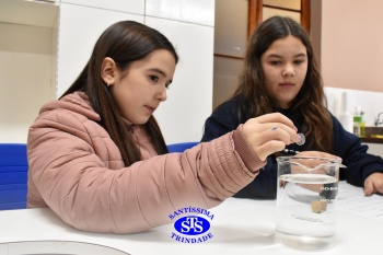 Aulas no laboratório de ciências promovem aprendizado lúdico 