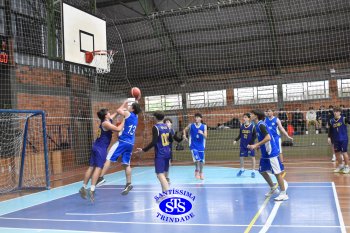 Estudantes do Santíssima e do CEAP, de Ijuí, participam de Amistoso de Basquete