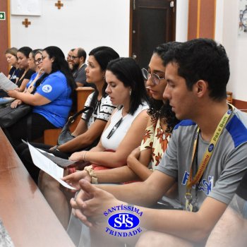 Profissionais do Colégio celebram o sentido da Páscoa em momentos de oração da Via Sacra na Capela