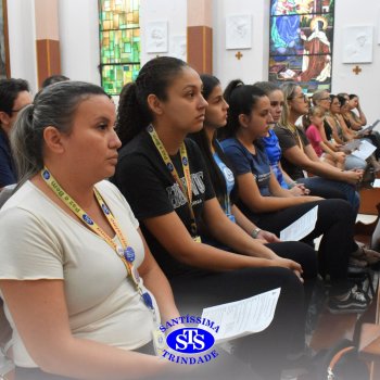 Profissionais do Colégio celebram o sentido da Páscoa em momentos de oração da Via Sacra na Capela