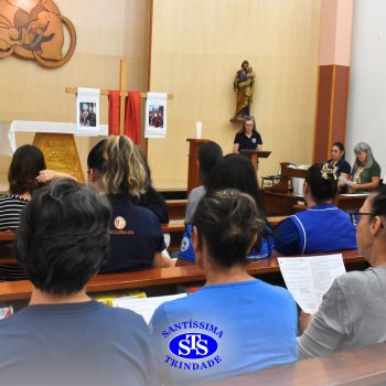 Profissionais do Colégio celebram o sentido da Páscoa em momentos de oração da Via Sacra na Capela