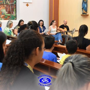 Profissionais do Colégio celebram o sentido da Páscoa em momentos de oração da Via Sacra na Capela