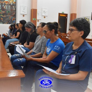 Profissionais do Colégio celebram o sentido da Páscoa em momentos de oração da Via Sacra na Capela