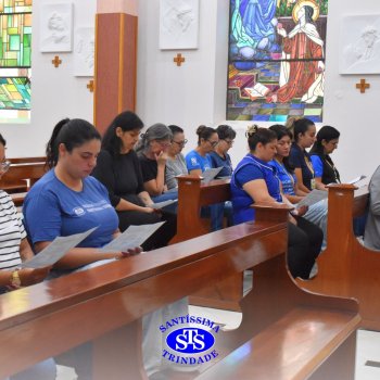 Profissionais do Colégio celebram o sentido da Páscoa em momentos de oração da Via Sacra na Capela