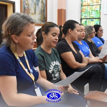 Profissionais do Colégio celebram o sentido da Páscoa em momentos de oração da Via Sacra na Capela