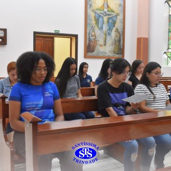 Profissionais do Colégio celebram o sentido da Páscoa em momentos de oração da Via Sacra na Capela