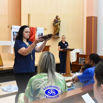 Profissionais do Colégio celebram o sentido da Páscoa em momentos de oração da Via Sacra na Capela