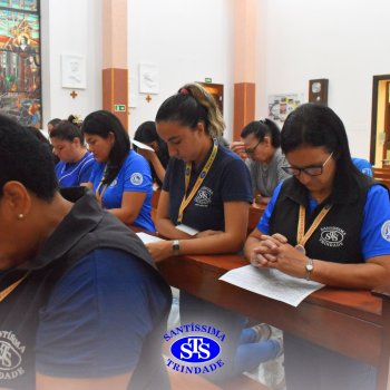 Profissionais do Colégio celebram o sentido da Páscoa em momentos de oração da Via Sacra na Capela