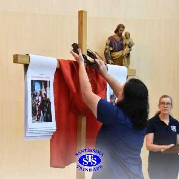 Profissionais do Colégio celebram o sentido da Páscoa em momentos de oração da Via Sacra na Capela