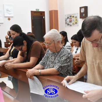 Profissionais do Colégio celebram o sentido da Páscoa em momentos de oração da Via Sacra na Capela