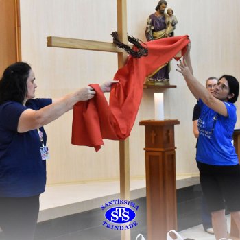 Profissionais do Colégio celebram o sentido da Páscoa em momentos de oração da Via Sacra na Capela