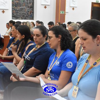 Profissionais do Colégio celebram o sentido da Páscoa em momentos de oração da Via Sacra na Capela