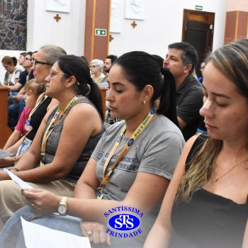 Profissionais do Colégio celebram o sentido da Páscoa em momentos de oração da Via Sacra na Capela