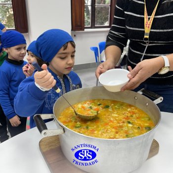Sopa com legumes estimula a alimentação saudável e aumenta o vocabulário em inglês
